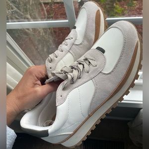 Universal Thread tennis shoes